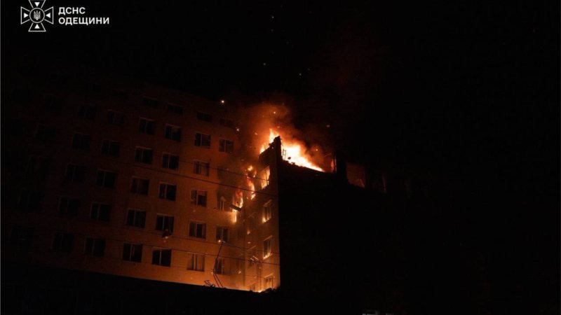 Російські війська вдарили по бізнес-центру в Одесі, одна людина постраждала