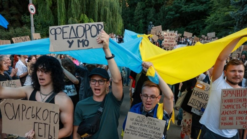 У Києві люди знову зібралися на протест, обіцяють щоденні акції до повернення Федорова в Міноборони