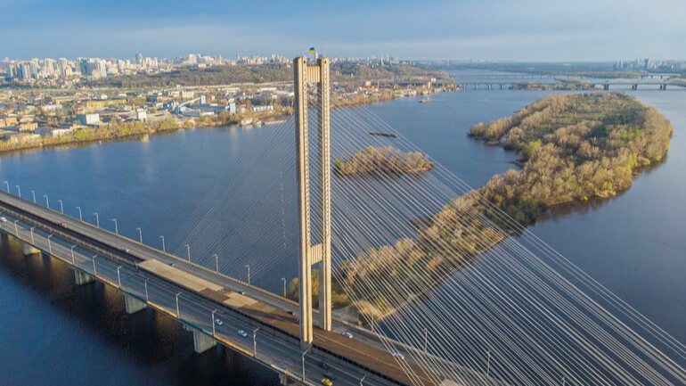 У Києві будують резервні понтонні переправи через Дніпро на випадок ураження мостів