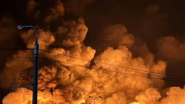 Російський безпілотник спричинив масштабну пожежу в торговельному центрі в Сумах