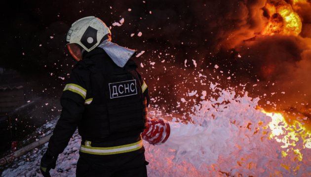 Росіяни вдруге за 5 днів вдарили по ТЦ «Амстор» у Запоріжжі, двоє поранених