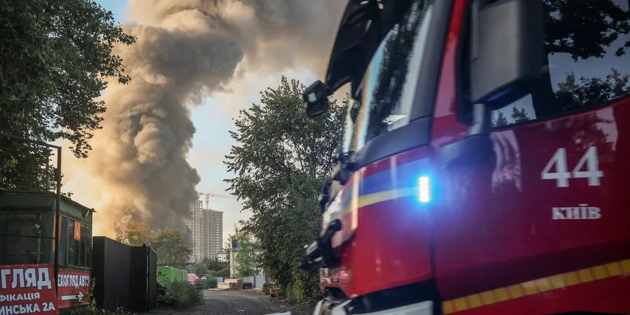 Росія атакувала Київ реактивними дронами: у Святошинському районі горять склади, є поранений