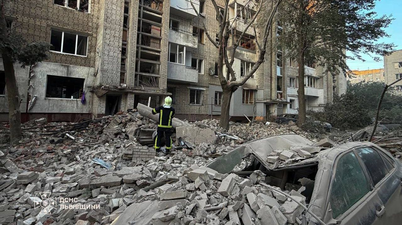 Російський ракетний удар по Львову: 26 постраждалих, під завалами можуть бути люди