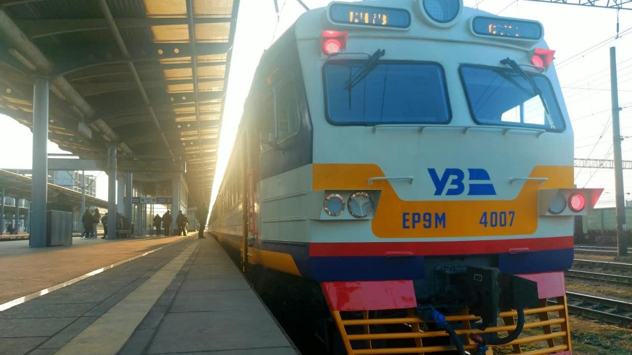 У Києві запускають 18 додаткових шатлів міської електрички між берегами
