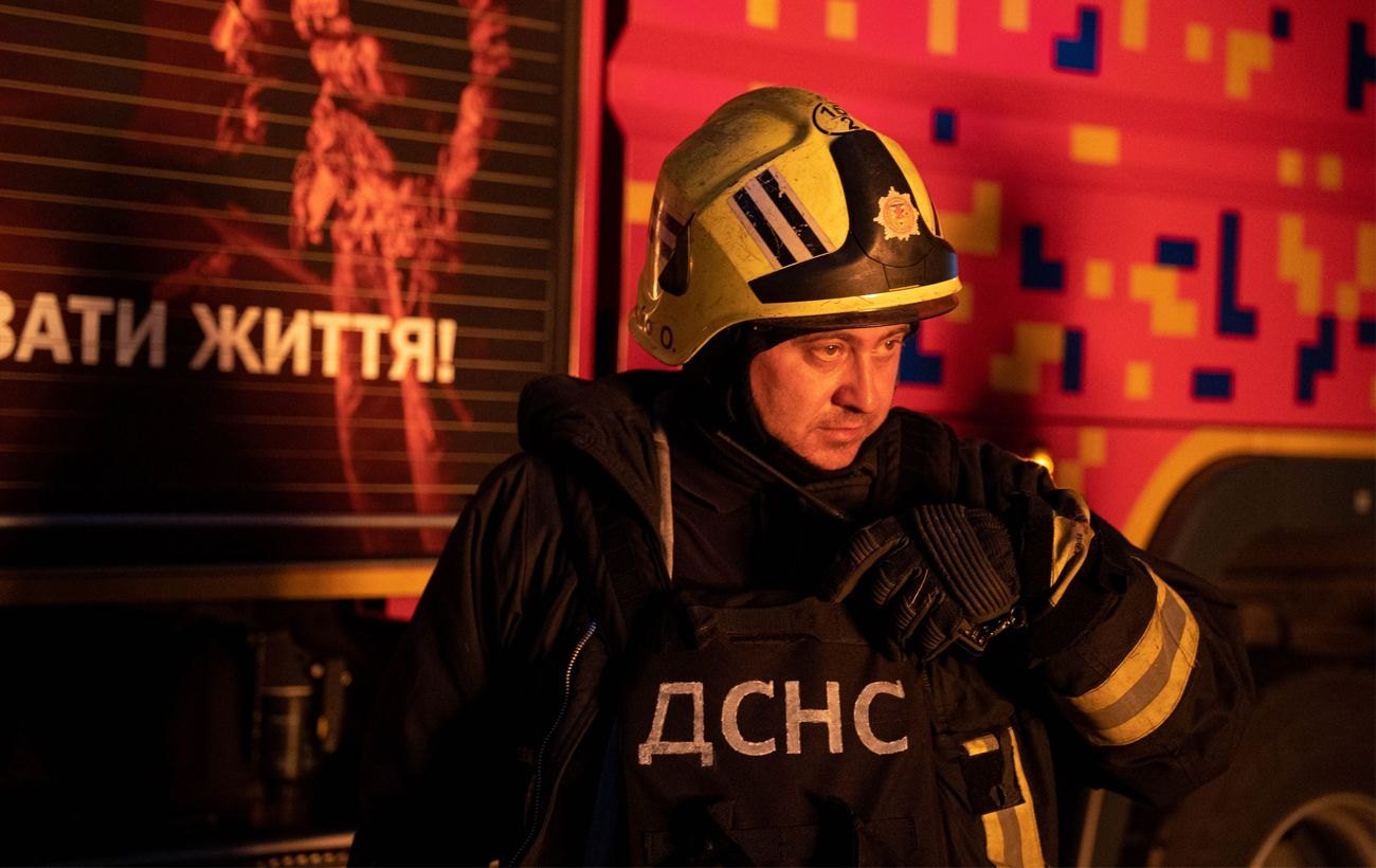 РФ атакувала дронами Київ і Харків: горіла офісна будівля, пошкоджені авто, є постраждалі