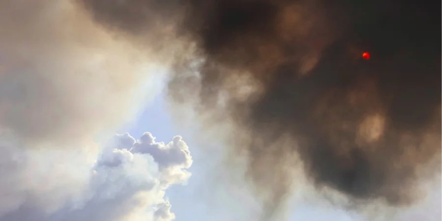 Атака РФ на Київщину: пошкоджено школу та автобус, постраждали жінка й дитина