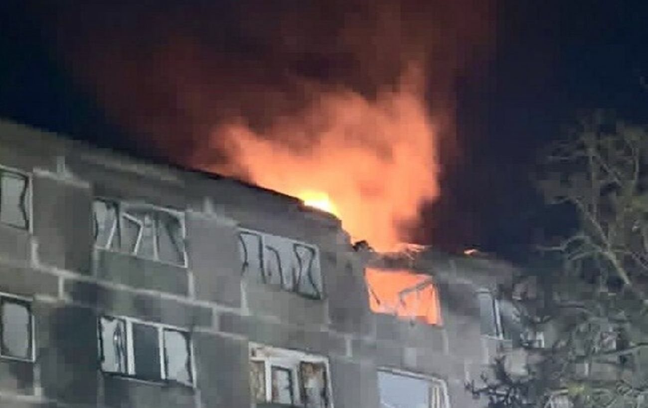 Російський дрон влучив у гуртожиток у Дніпрі, загорівся п’ятий поверх