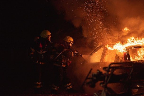 Російський БпЛА влучив у складську будівлю в Києві, виникла пожежа