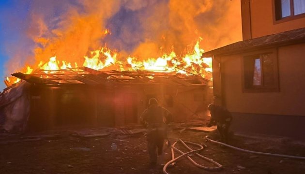 На Вінниччині через атаку РФ пошкоджені сім приватних будинків, спалахнула пожежа