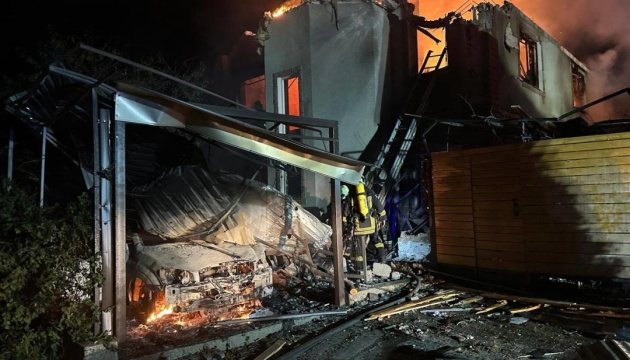 Нічна атака на Одесу: зруйновано приватний будинок, пошкоджено 19-поверхівку, постраждали шестеро людей