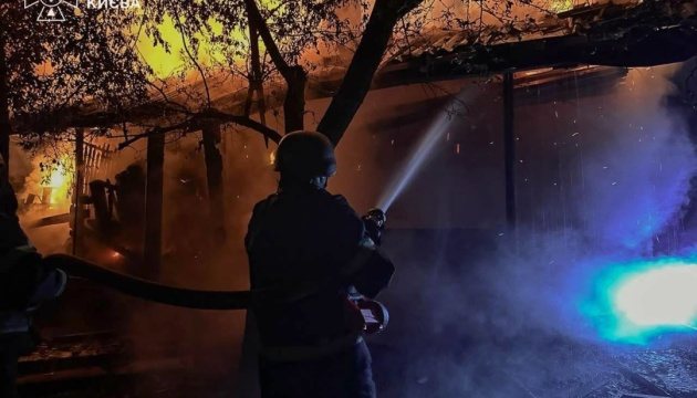 Атака дронів на Київ: постраждали троє підлітків, пожежа на АЗС і влучання в бізнес-центр