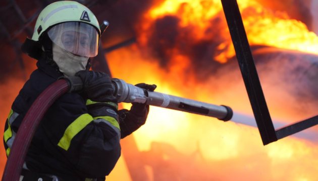 У Києві через падіння уламків дрона спалахнула пожежа в житловому будинку