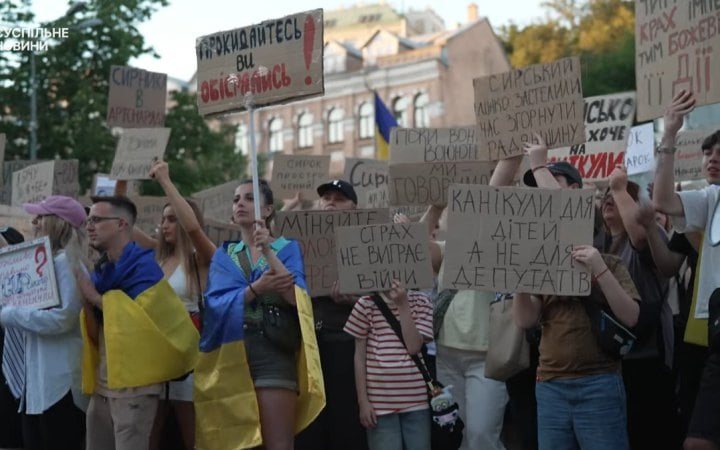 У Києві та інших містах України третій день поспіль тривають протести через відставку Федорова