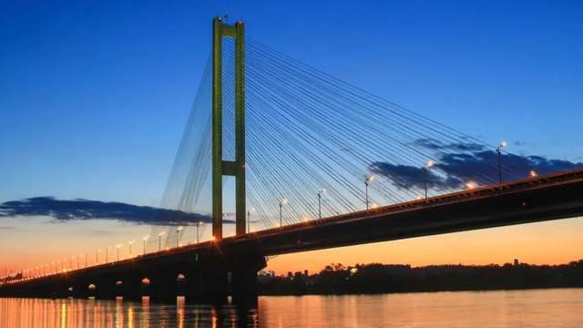Росіяни влучили у Південний міст у Києві, рух метро та транспорту обмежили