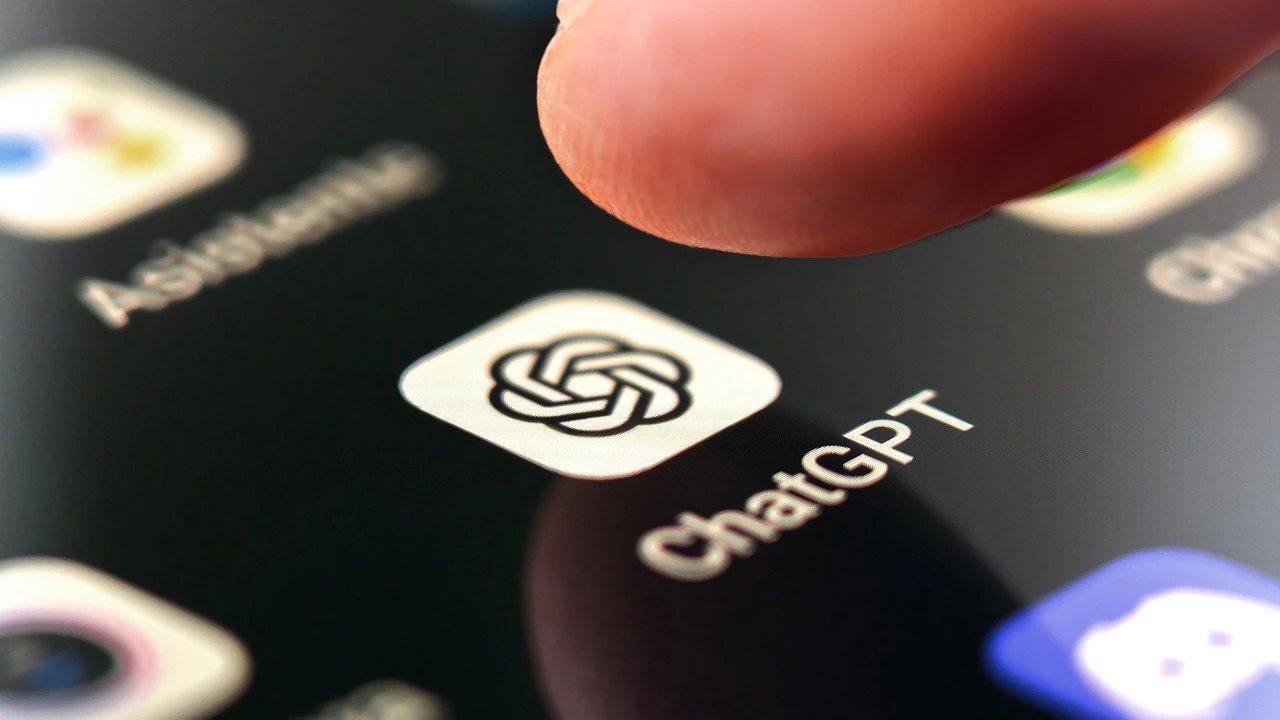 OpenAI додала в ChatGPT віртуальну примірку одягу на фото користувача