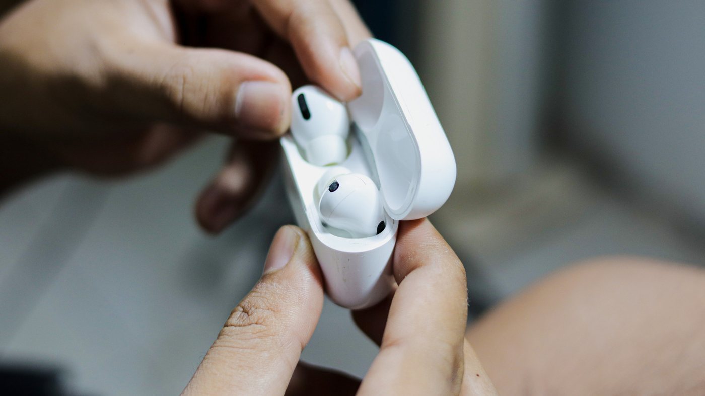 Користувачі AirPods знайшли нестандартний спосіб носіння навушників: що це змінює