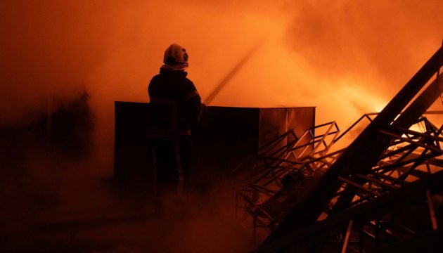 У Дніпрі російська атака на підприємство спричинила пожежу, є постраждалий