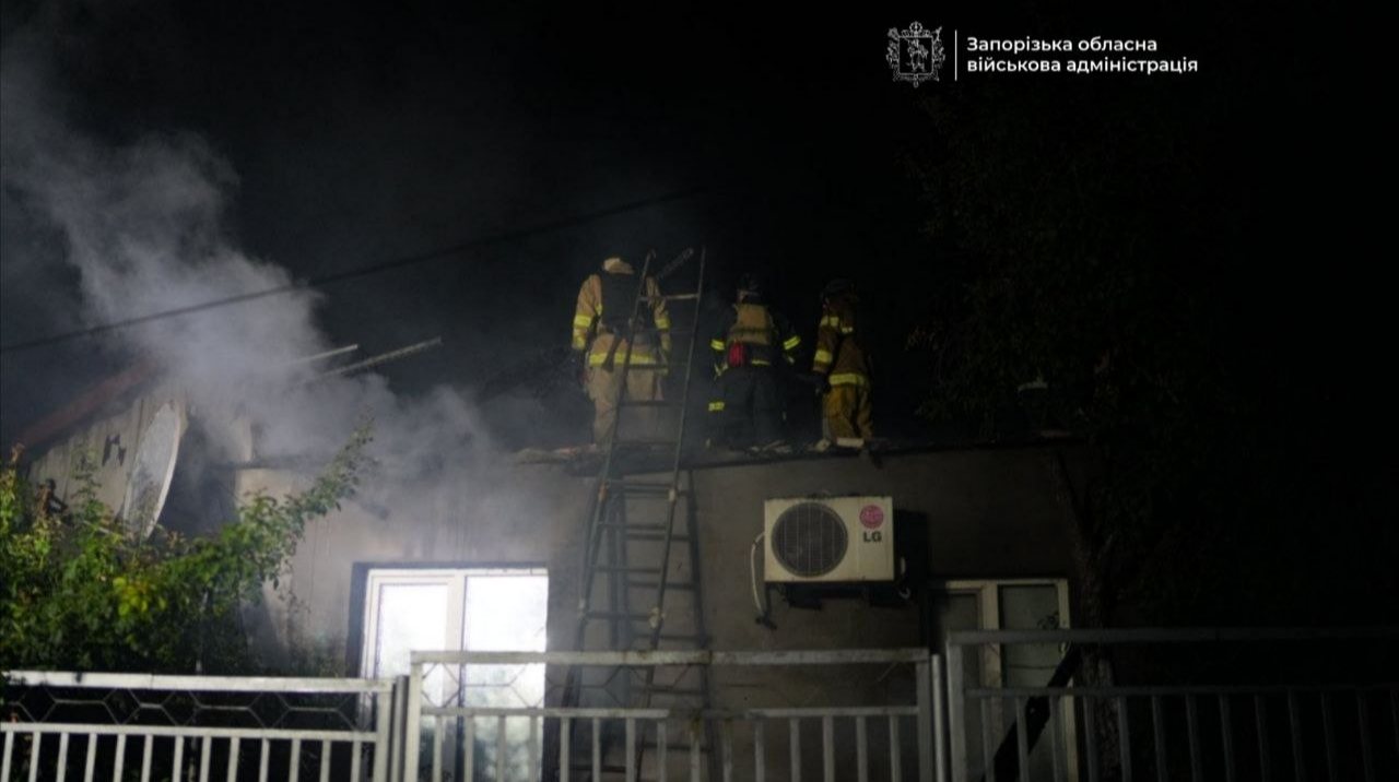 У Запоріжжі через атаку безпілотників загорілася будівля вишу, є поранений