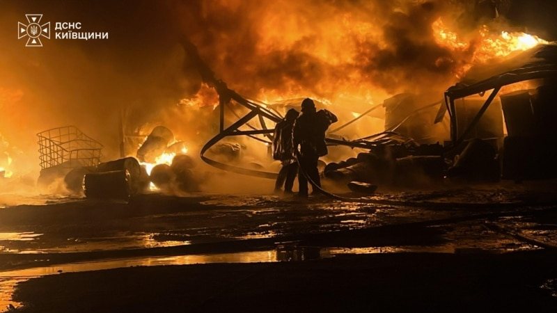 На Київщині через нічну атаку БпЛА горіли склади, постраждалих немає