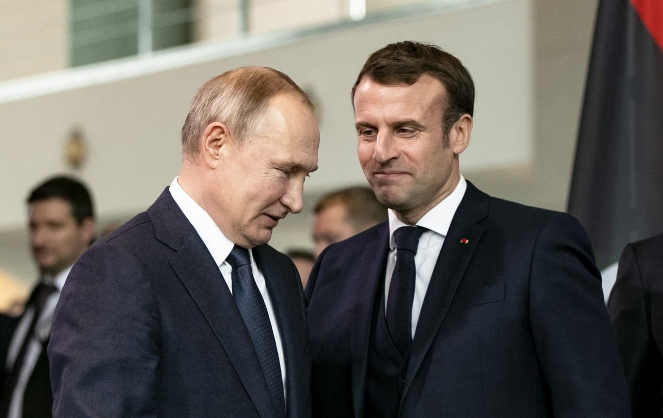 Макрон доручив уряду підготувати план захисту від російських дронів і кібератак