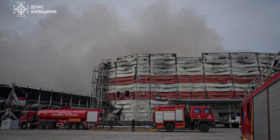Рятувальники ліквідували масштабну пожежу на складах у Київській області після атаки РФ