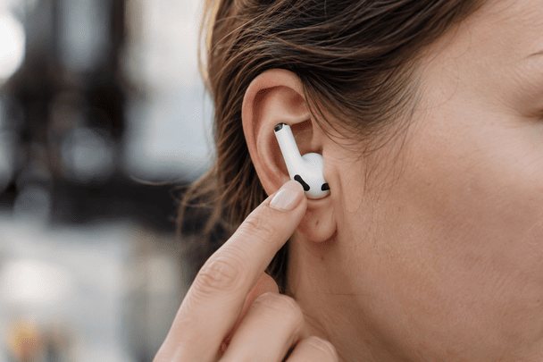Користувачі AirPods носять навушники догори дриґом і міняють їх місцями