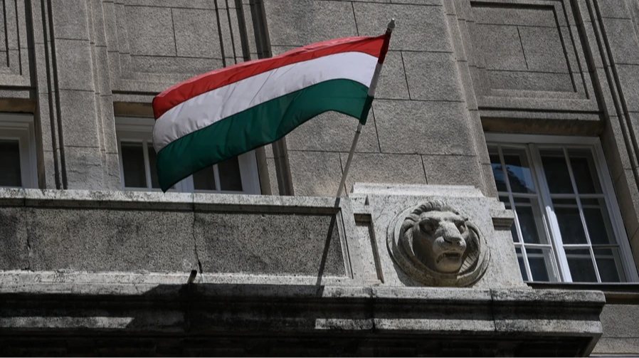 Парламент Угорщини схвалив конституційні зміни для усунення президента Шуйока