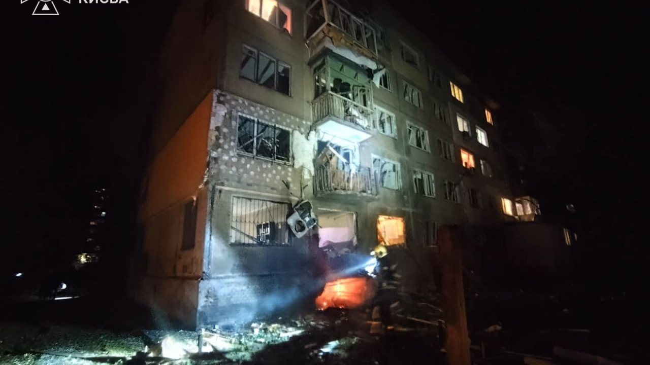 Атака РФ на Київ: пошкоджено п'ятиповерхівку, четверо поранених
